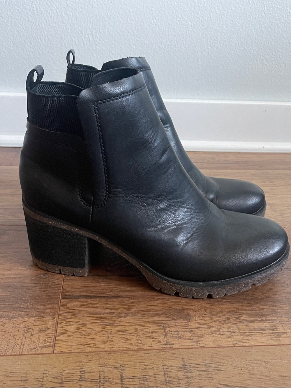 KORKS Black Faux‎ Leather Chelsea Boots Booties Size 9